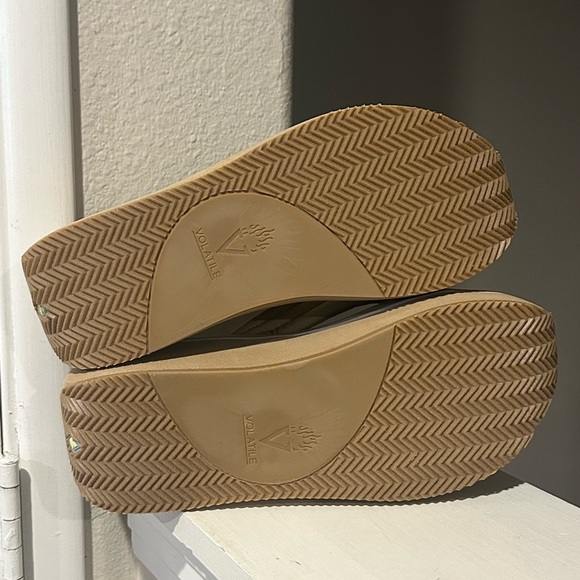 VOLATILE Women's Platform Wedge Zoe Sandals Size 11 NIB - Picture 8 of 10